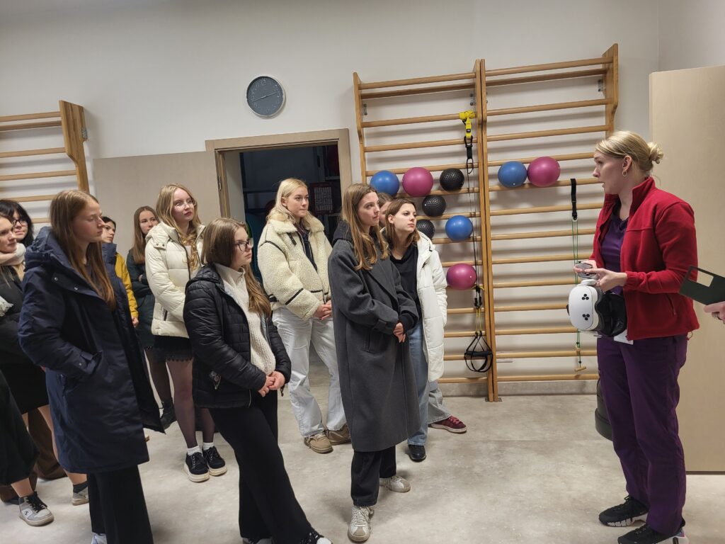 Valmieras Valsts ģimnāziju skolēni iepazīst psihiatrijas ārstniecības ikdienu Strenču psihoneiroloģiskajā slimnīcā