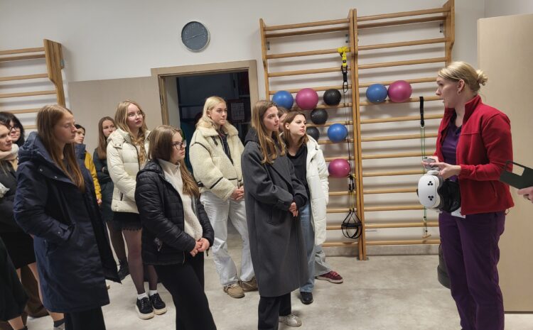  Valmieras Valsts ģimnāziju skolēni iepazīst psihiatrijas ārstniecības ikdienu Strenču psihoneiroloģiskajā slimnīcā